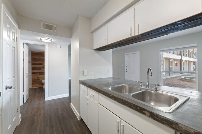 Building Photo - 5005 Manor Rd