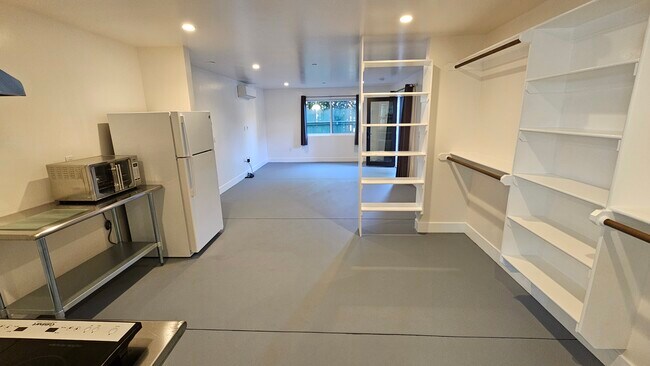 Building Photo - 2010 Broadway St