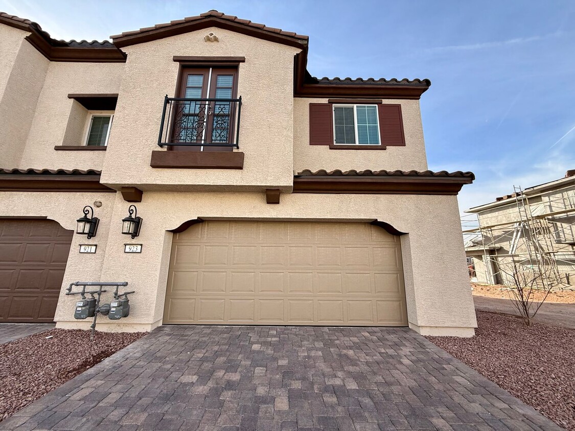 Foto principal - BRAND NEW 3 BED 2.5 BATH 2 CAR GARAGE TOWN...