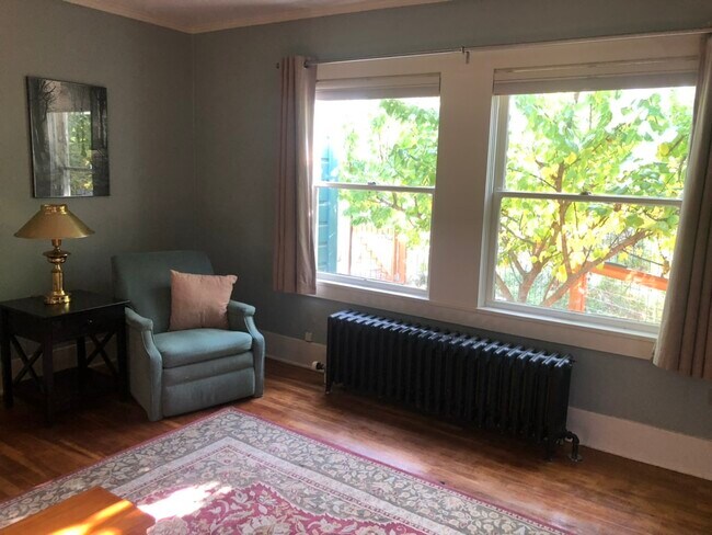 Salón con persianas y cortinas incluidas. - 412 John Adams St