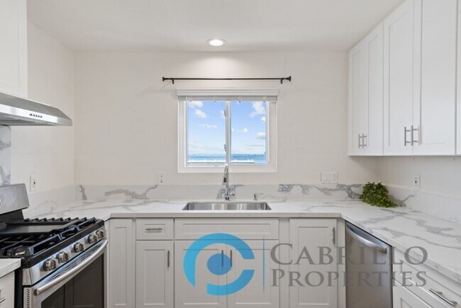 Building Photo - Gorgeously Renovated 2bd/2ba with Amazing View and PRIVATE 2 CAR GARAGE
