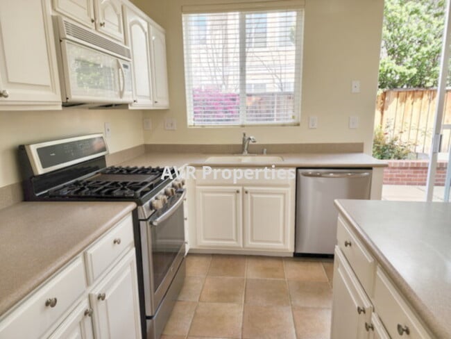 Foto del edificio - Beautiful four bedrooms, three bathrooms and three car garage Dublin home