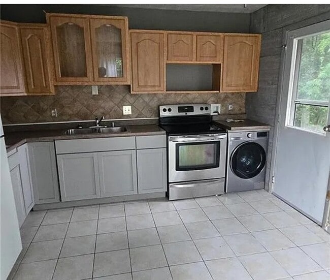Building Photo - 584 Cedardale Dr