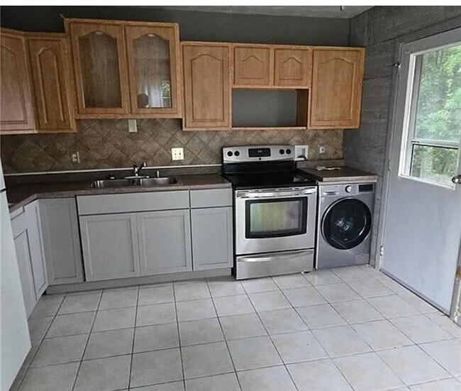 Foto del edificio - 584 Cedardale Dr
