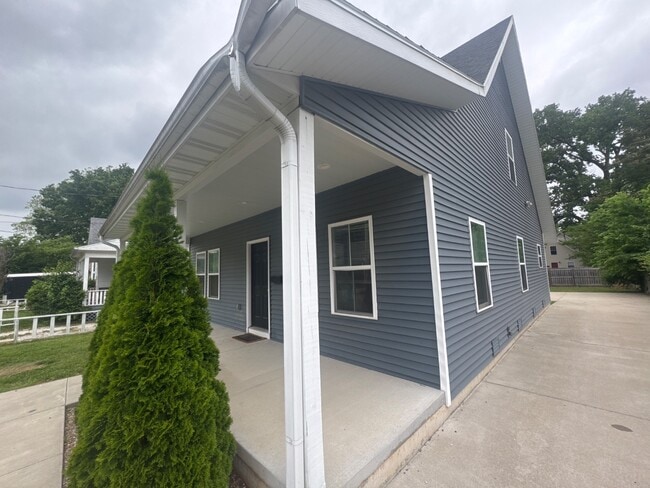 Building Photo - 613 W Harrison St