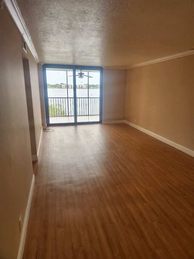 Foto del edificio - 114 Lake Emerald Dr