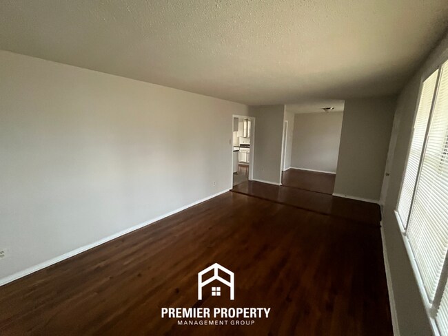 Foto del edificio - Spacious 3BR Memphis Home with Hardwood Floors, Dual Dining Areas & Fenced Yard