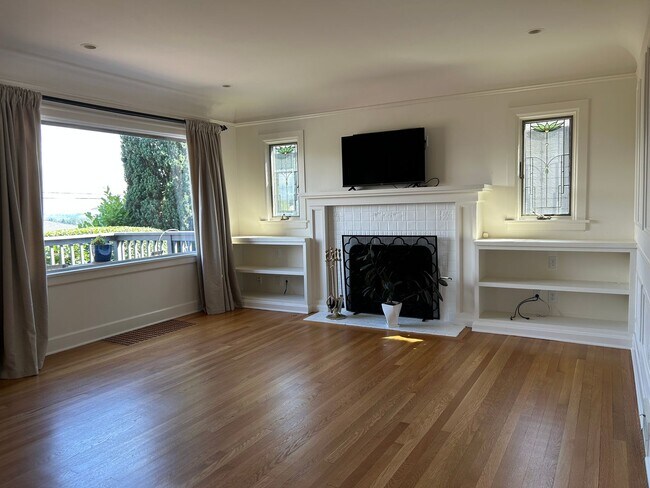 Building Photo - WOW!! West Seattle 4BR/3.5BA Updated Dutch...
