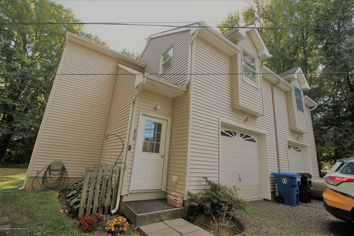 Front of house with huge double garage. - 85 A Tindall Rd