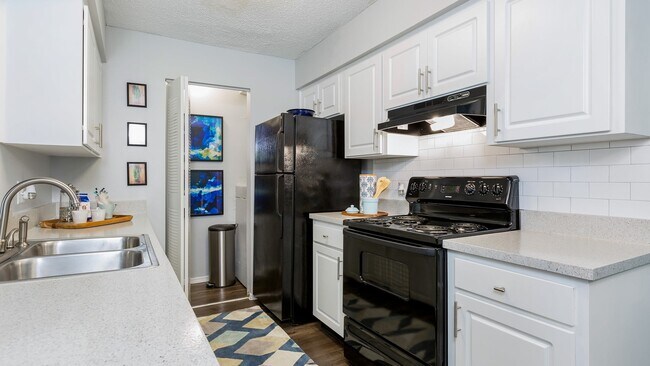 Building Photo - 1450 Sunshadow Dr