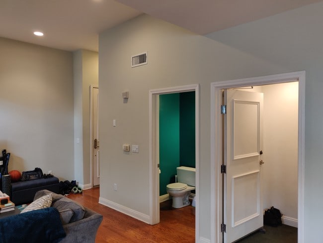 L-Front puerta, C-Baño, R-Garage - 2125 S Bentley Ave