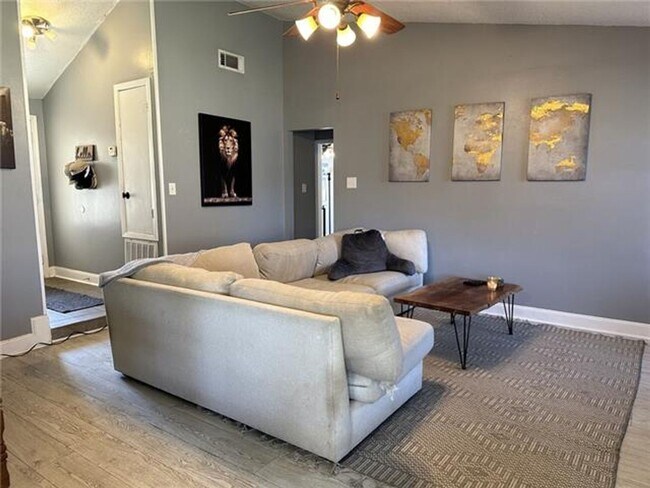 Foto del edificio - 128 Hollow Rock Ct