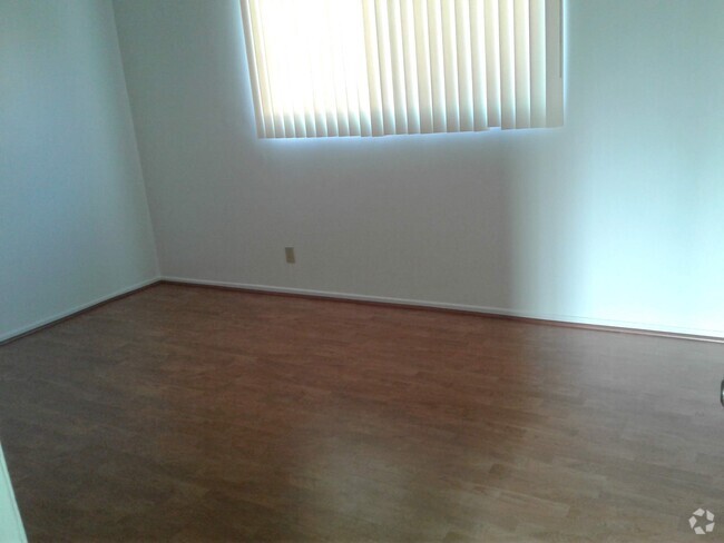 Building Photo - 14925 Larch Ave