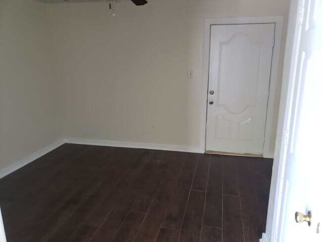 Building Photo - Central air and Heat 4 Bedroom home