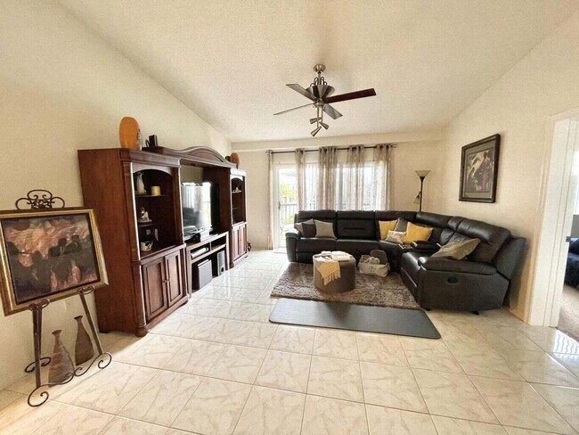 Foto del edificio - 300 Crestwood Ct N