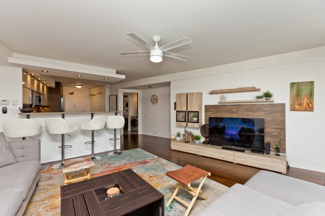 Foto del edificio - 300 N State St