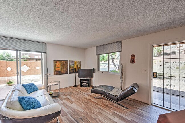 Building Photo - 808 E Cochise Dr