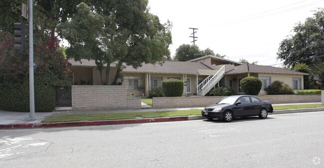 Building Photo - 4750-4754 Kraft Ave