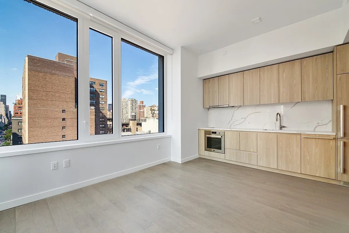 Primary Photo - 200 E 23rd St