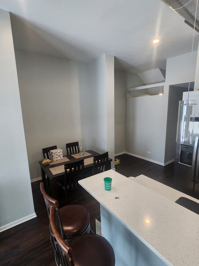 Building Photo - 1418 W Belmont Ave