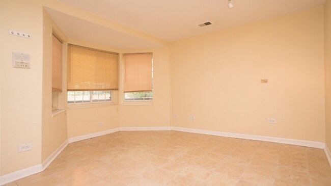 Photo - 2033 W Melrose St Apartment