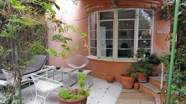 Private Garden - 1436 N Laurel Ave