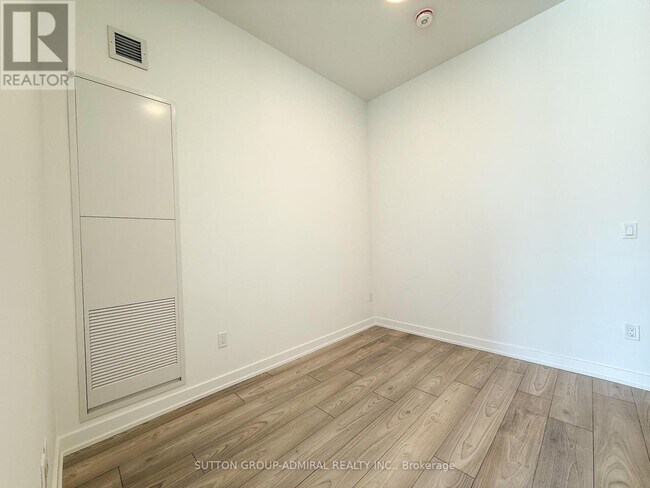 Photo du bâtiment - 1007 The Queensway