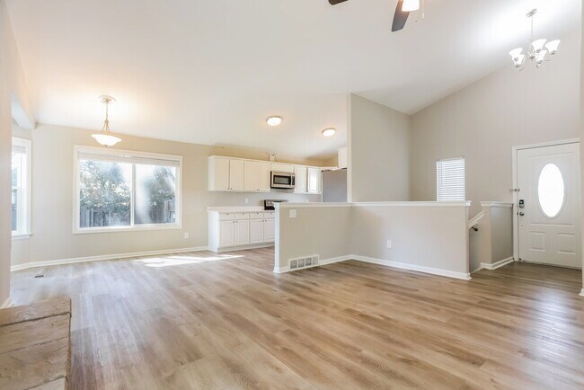 Foto del edificio - 9840 Holland Cir