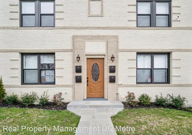 Building Photo - 2 br, 1 bath House - 833 19th St NE Unit 3