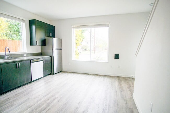 Building Photo - Rare 3 Bed, 2 Bath Townhouse Ready Late Se...