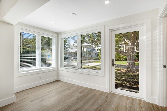 Foto del edificio - ** OLDE NAPLES ** 2 BED / 2 BATH - COMPLETELY REMODELED - PET OK! - ANNUAL RENTAL