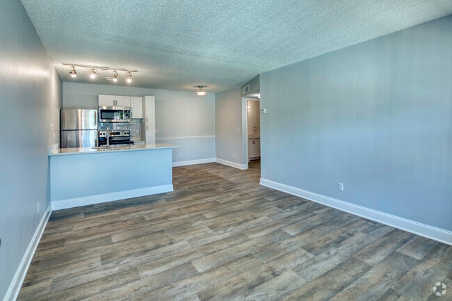 1BR, 1BA - 600SF 6904 Ralston Place Dr Tampa, FL 33614-4466 - Beach Club Apartments