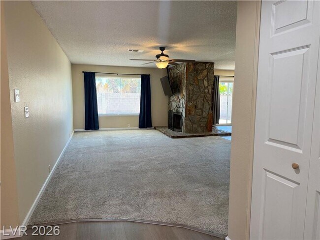 Foto del edificio - Beautiful 3 BR Home with Double-Sided Fireplace, Huge Backyard, & NO HOA!