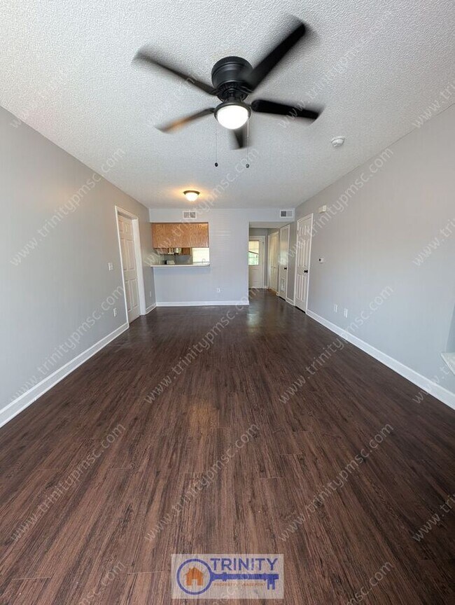 Foto del edificio - WOW!! Your new home awaits!