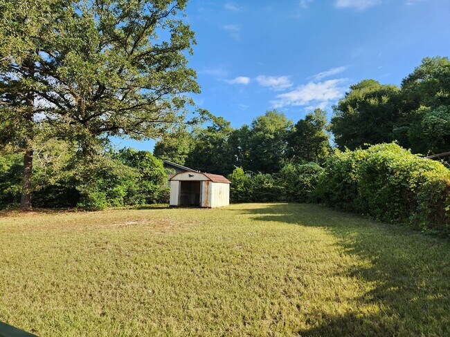Building Photo - 3 Bedroom 1 Bath Corner Lot Near Ft Moore