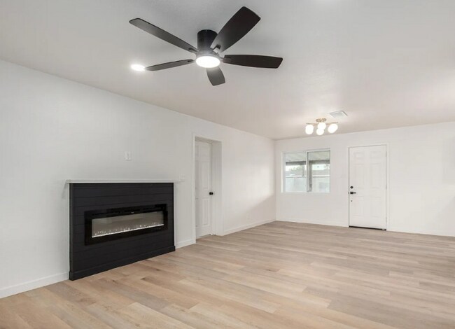 Foto del edificio - 3939 W Harmont Dr