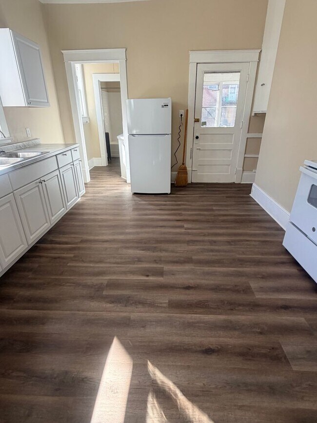 Foto del edificio - Come enjoy this completely renovated 1 bed/ 1 bath apartment close to shopping, walking trails, m...