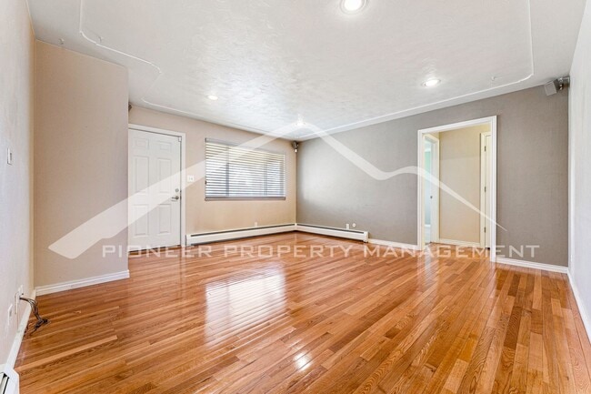 Building Photo - Spacious home with Hardwood Floor, Fenced ...