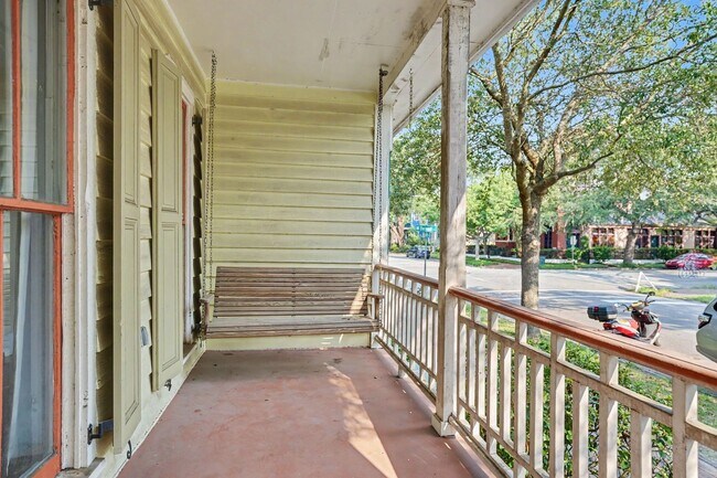 Foto del edificio - 2 Bedroom Charmer with Sundeck, Wood Floors, and High Ceilings