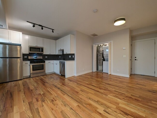 Building Photo - 656 W Wrightwood Ave