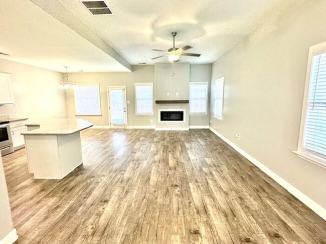 Foto del edificio - Now Leasing A 4 Bedroom 2.5 Bath Home In B...