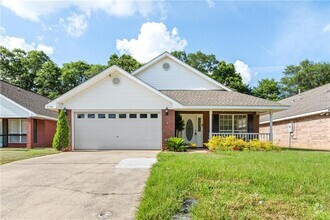 Building Photo - 8158 Magnolia Village Dr N