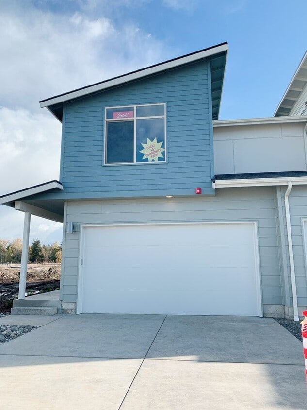 Primary Photo - Lease Takeover Available 12/9/25! Sunny 3 bdrm, 2.5 bath in Cordata Neighborhood