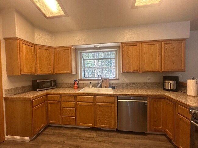 Foto del edificio - Furnished 3 Bedroom, 2.5 Bath in Great Cen...