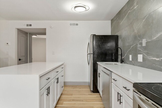 Building Photo - ONYX at 37th