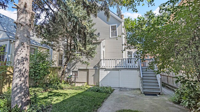 Building Photo - 2119 W Montrose Ave