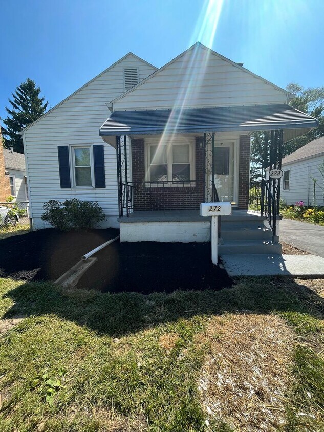 Foto principal - 3 Bedroom, 2 Bathroom Home With Garage Available for Pre-Lease!