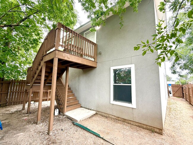 Building Photo - 1627 N Navidad St