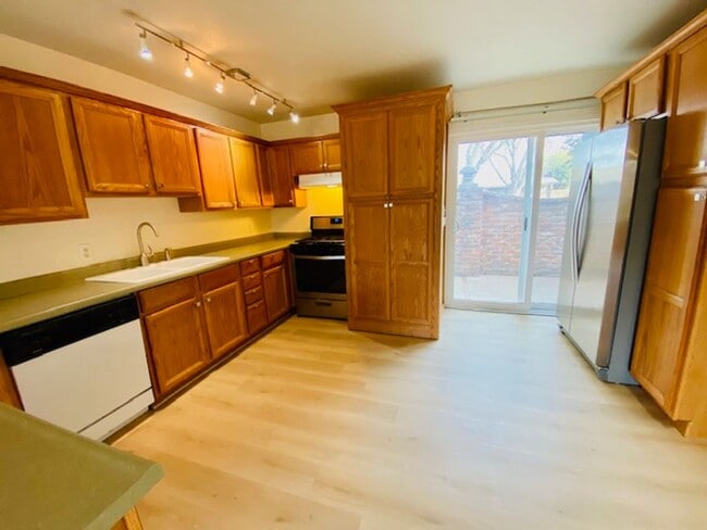 Building Photo - $1,650 Palm & Shaw, 2 Bedroom Condo - N Wi...