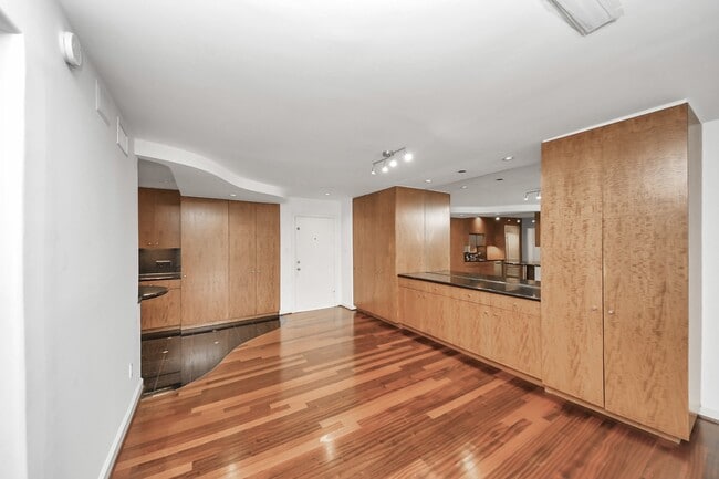 Foto del edificio - 5050 Ambassador Way